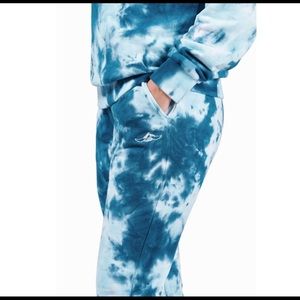 TIE-DYE JOGGER & CREW 2PC LOUNGE SET WITH EMBROIDERED SEA TURTLE.